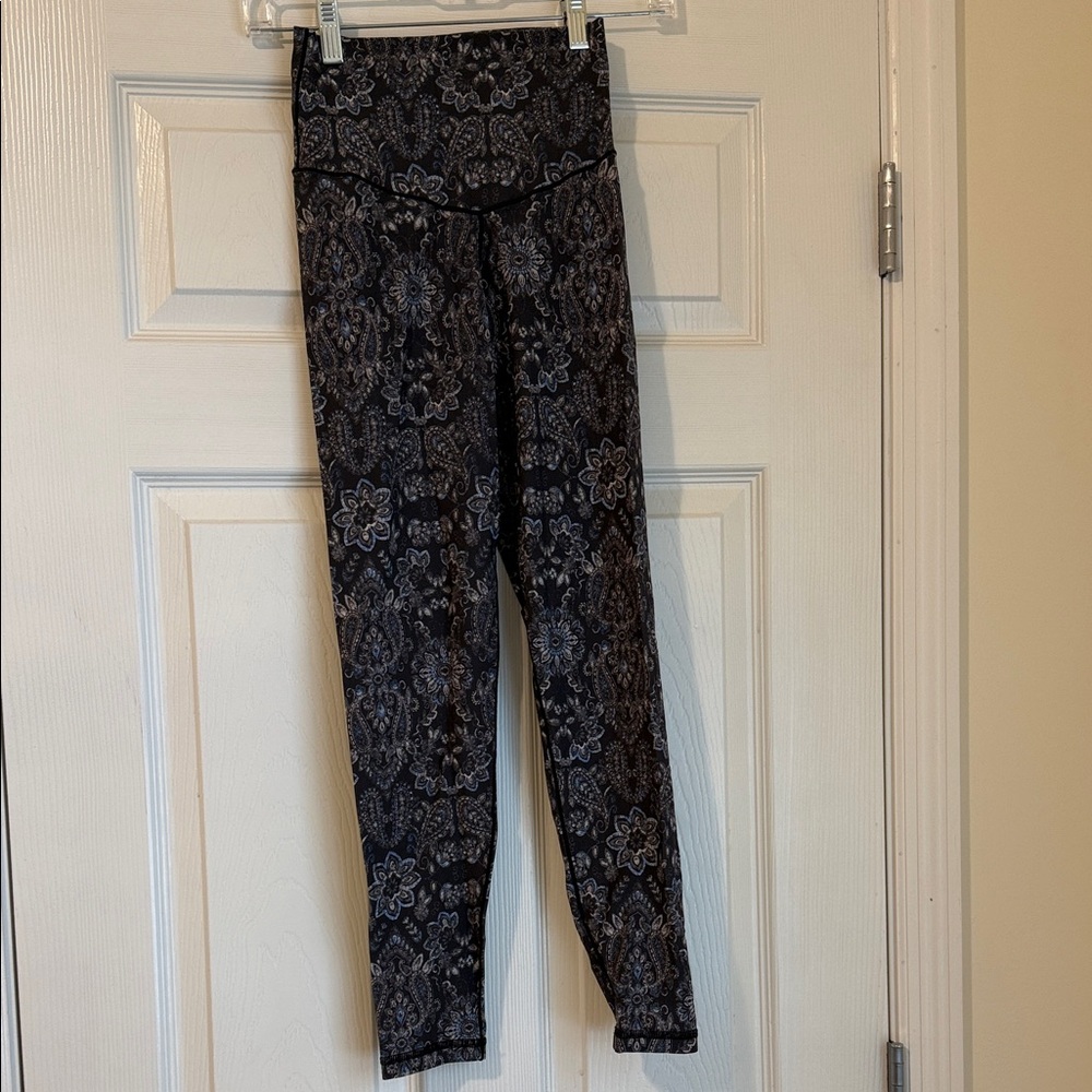 Aerie Black and Blue Floral Leggings